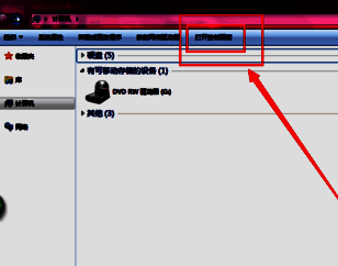 用户通过右键点击‘此电脑’图标进入控制面板的操作界面截图