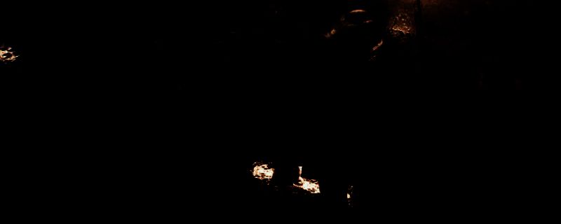 游戏主视觉图展示阴暗实验室走廊，墙壁渗血，灯光闪烁，营造出极度压抑的恐怖氛围