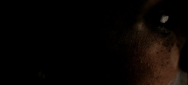 怪物设计图展示一个由多个人体拼接而成的爬行生物，眼睛遍布全身，口部裂开至耳根