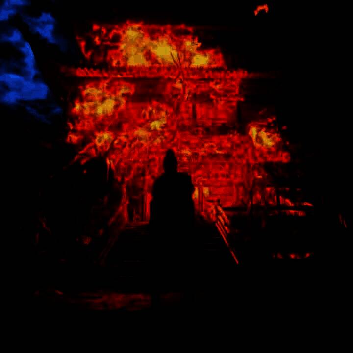 Boss战场景，巨大羽翼生物盘旋空中，电光四射