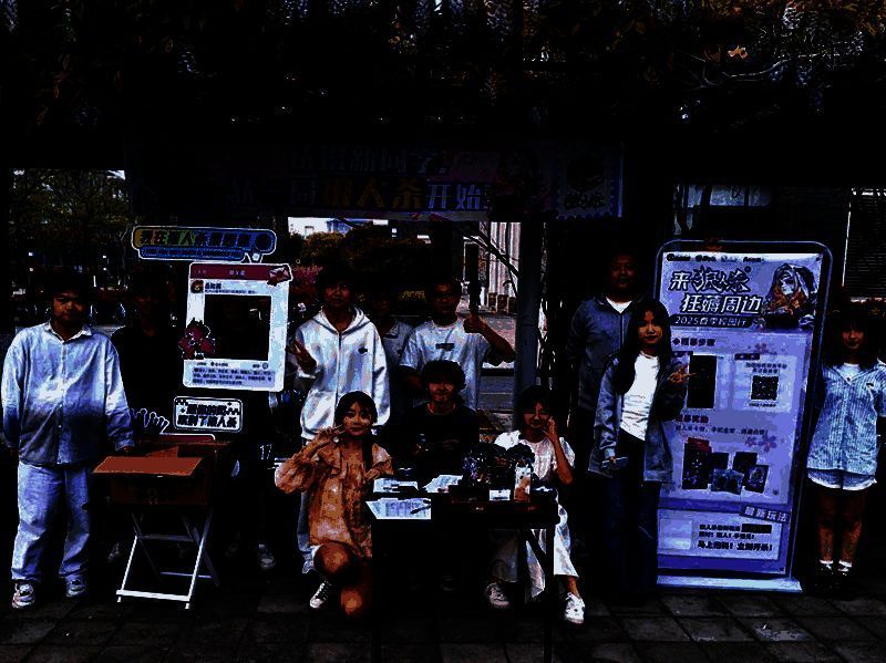 学生在狼人杀主题立牌前合影留念，立牌设计融合游戏角色与经典台词，风格鲜明