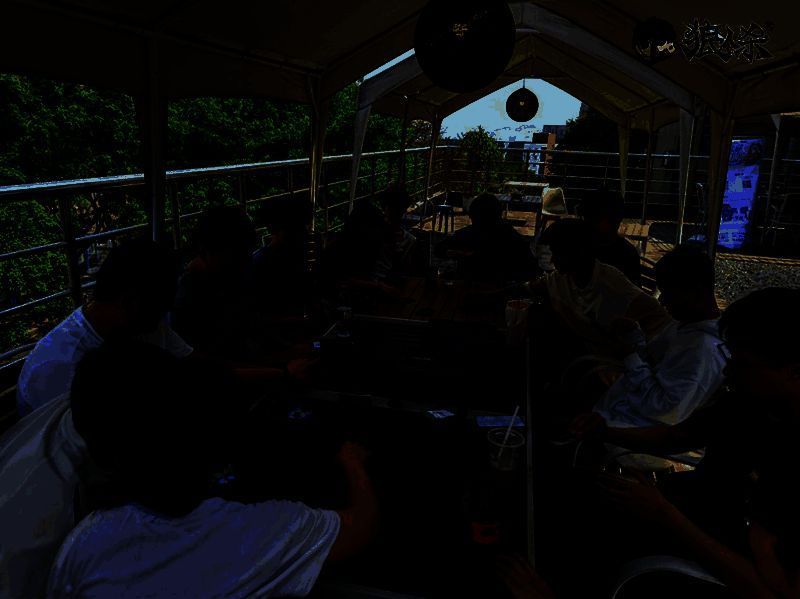 主持人宣布‘新月事件’触发，全场玩家表情震惊，有人拍桌大笑，有人难以置信