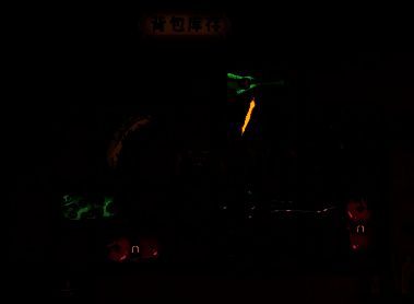 抱抱血棘流阵容示意图，突出神灯与长颈鹿的联动路径，以及命运小姐、笛子等关键道具的位置