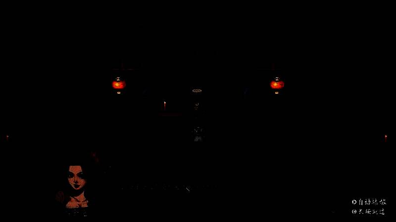 主角在客栈内与掌柜对话，墙上挂着各地路线图