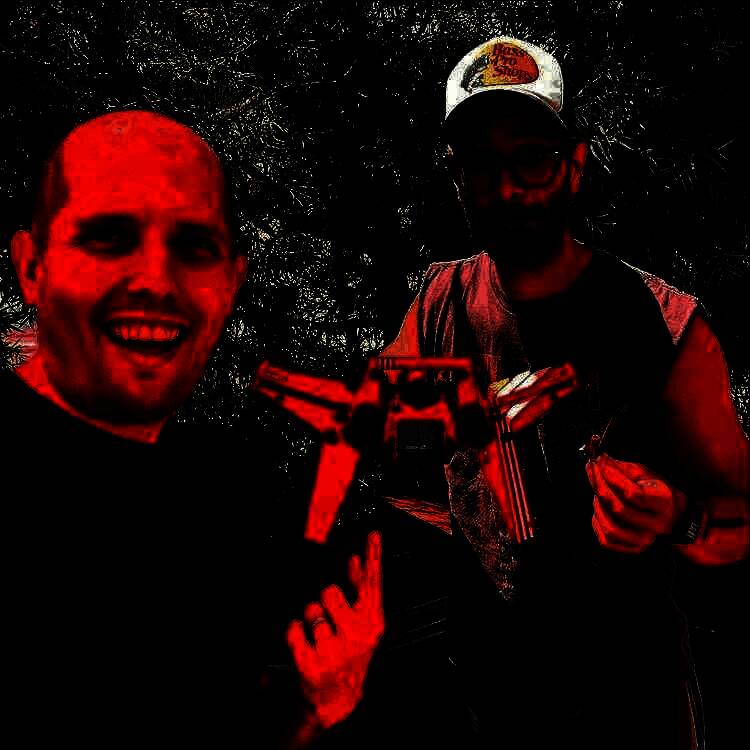 粉丝创作者与顽皮狗总裁尼尔·德鲁克曼在工作室合影，背景可见乐高飞船模型陈列于展示架上