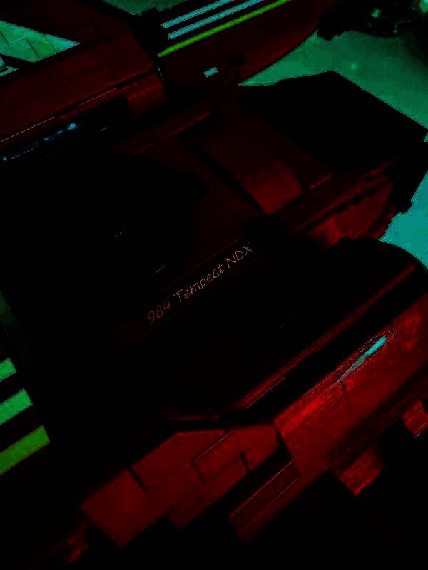 乐高模型侧面特写，突出其精细的引擎喷口设计与舷窗灯光效果