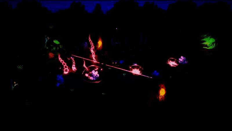 Boss猾褢在幽暗森林中咆哮的震撼画面，背景雷电交加，角色渺小衬托出巨兽压迫感