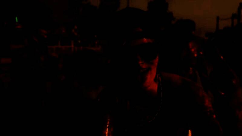 《GTA6》概念图展示繁华都市街景，车辆穿梭于霓虹灯下，人物角色在街头行走，充满未来感与犯罪都市氛围