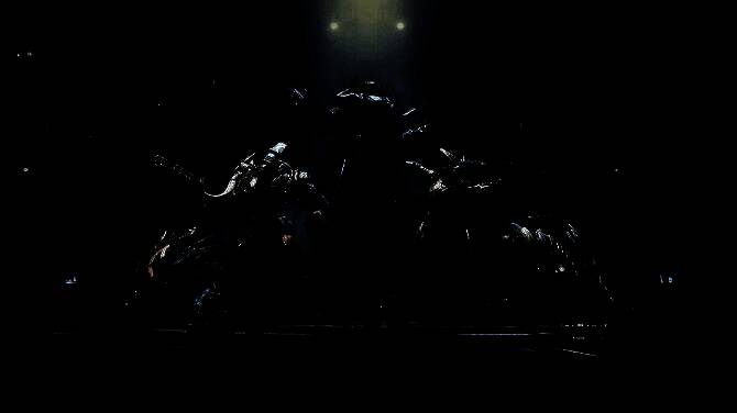 战斗结算界面显示‘最后幸存者’称号，两名玩家站在废墟顶端，背景是落日与烟尘