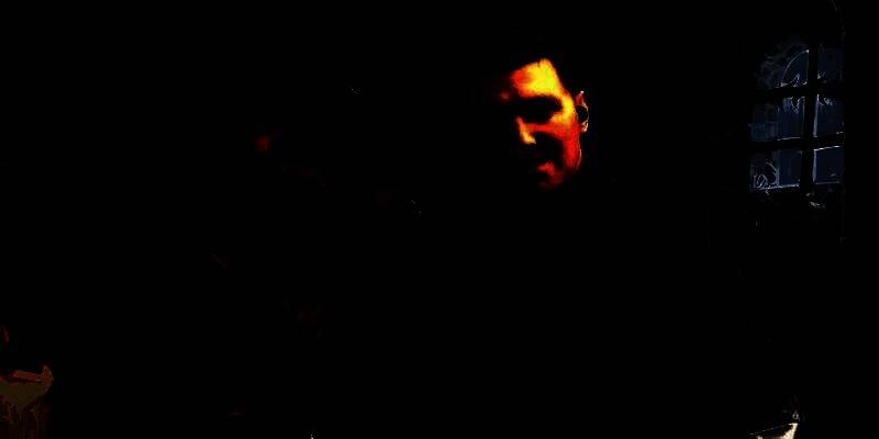 《天国：拯救2》游戏画面展示中世纪城镇街道，角色身穿盔甲行走于石板路上，背景有铁匠铺与旗帜飘扬