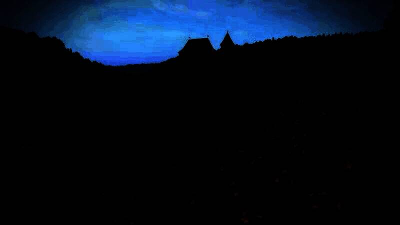 游戏内铁匠铺场景概念图，火炉燃烧，铁锤敲击火花四溅，墙上挂满武器与工具，工作台摆放半成品