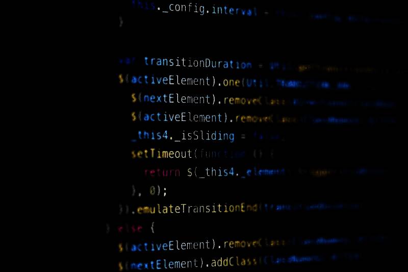 网络评论截图显示网友对高价拍卖游戏源代码的讨论，部分用户质疑其实际价值