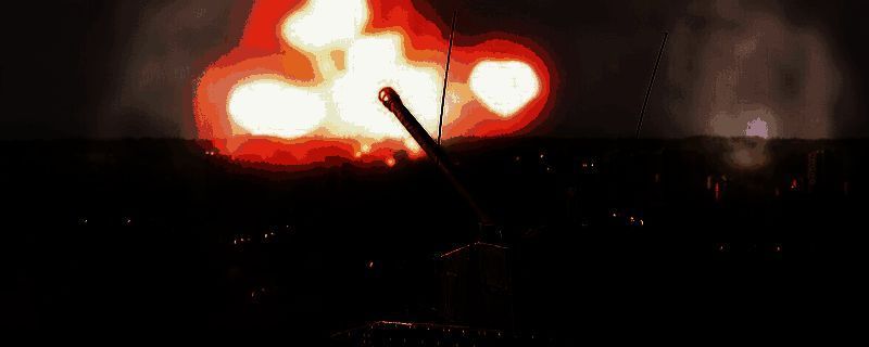 AA小队在城市建筑中隐蔽部署，肩扛式防空导弹对准空中目标，周围为城市废墟环境