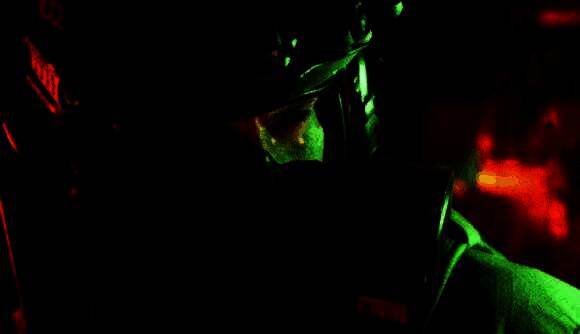 《严阵以待》游戏实机画面，特警队员在昏暗室内持枪推进，环境写实紧张感十足