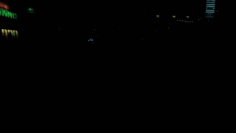 开发团队在会议中讨论版本同步问题，白板上写着‘双版本维护成本分析’图表