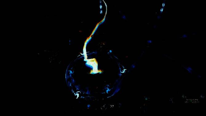 游戏多人合作模式画面，四名玩家角色各持不同武器，在光影交错的地城中围攻巨型Boss