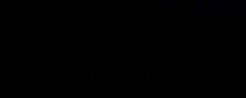 主角站在破旧小镇入口，背着行李，背景是黄昏下的老式街区，氛围压抑却充满希望