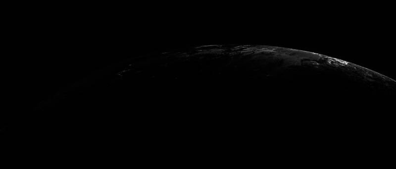 两名不同玩家在不同时间发现的Pluto星球对比图，显示其地貌与色彩模式存在显著相似性