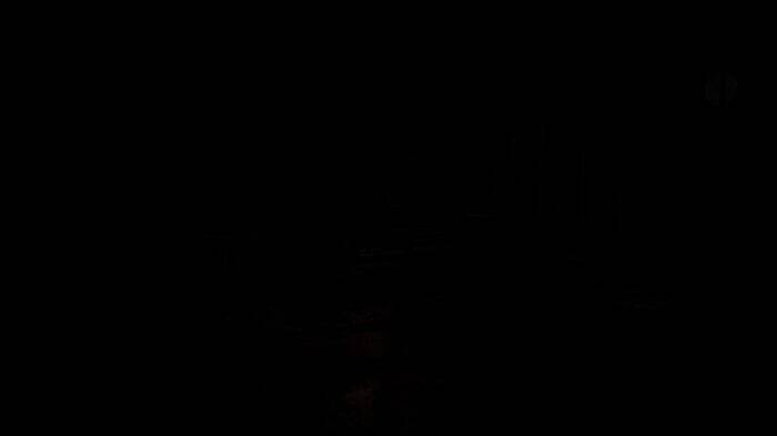 青鬼形象初现，绿色皮肤、扭曲面容，在黑暗中缓缓逼近