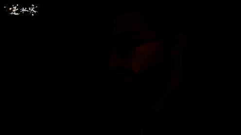 黑暗摸金玩法场景截图，玩家持灯在破败村落中前行，远处有红烛与纸钱飘动