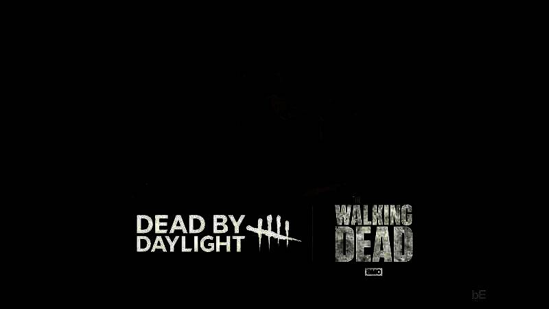 《黎明杀机》与《行尸走肉》联动宣传图，瑞克·格里姆斯持枪站立于迷雾中，背景是破败城镇与铁丝网围栏