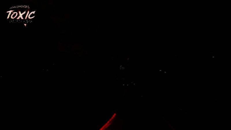 《毒气突击队》游戏界面展示，HUD清晰显示生命值、弹药与毒气警报，场景充满废墟与绿色毒雾