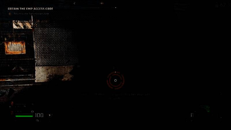 玩家在加油站补给载具燃料，周围布满警示标志与防爆墙