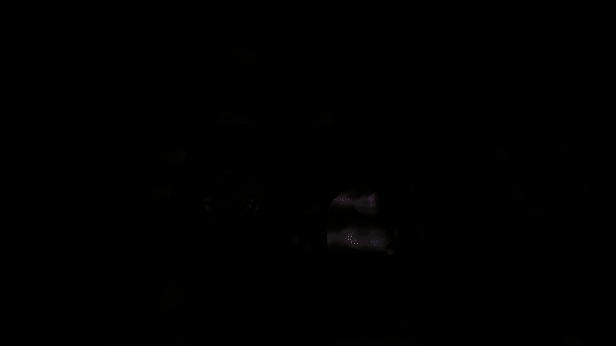 玩家在工作台使用螺丝刀和检测仪修理一台老式游戏机，桌面摆放各种零件和工具