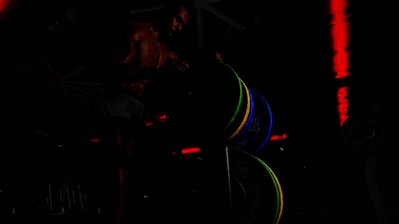 角色在镜子前观察自身肌肉发育情况，界面显示肌肉群数据分布