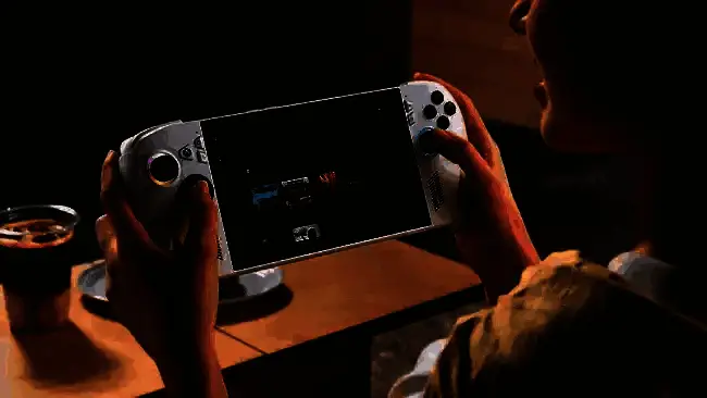 现代Xbox Series X主机与多款手柄陈列，象征品牌持续发展的现状