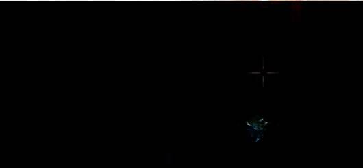 玩家正在打开地图中的物资箱，箱内闪烁着武器与道具的光芒，周围有其他玩家潜伏接近