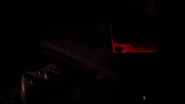 Xbox 360主机与手柄陈列图，展现其经典设计与科技感外观