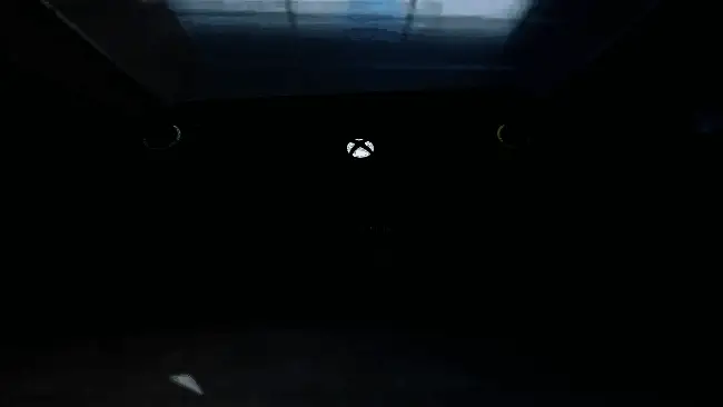 Peter Moore在演讲台上接受采访的画面，神情专注地讲述Xbox发展历程