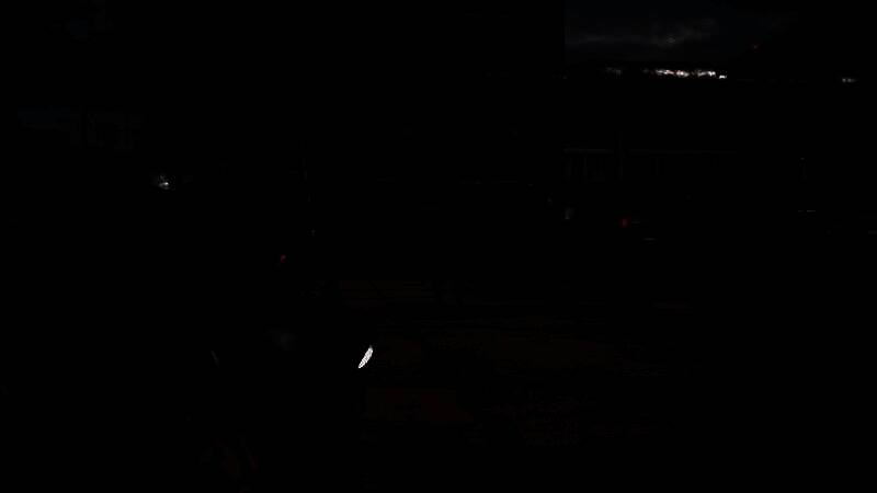 主角Snake在瀑布旁攀爬岩壁，身穿迷彩作战服，周围环境湿滑且布满青苔