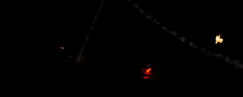 《断箭》游戏中火炮阵地正在开火，炮口火光闪烁，周围环境已被炮弹炸出焦黑痕迹