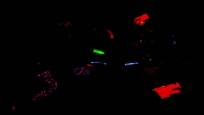 《无主之地4》游戏场景展示，角色在荒原中与敌人激烈交火，背景为巨型机械结构和爆炸特效