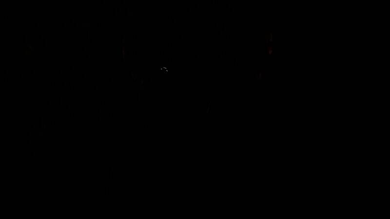 汤米以山姆·德雷克形象出现，神情坚毅，站在雪地中持枪警戒