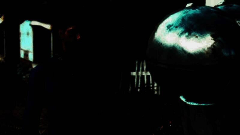 老式电视机播放黑白画面，显示‘Vault Boy’标志性笑脸，背景为核爆后的荒原，暗示《辐射3》重制版可能的视觉风格