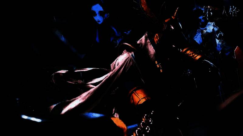 COSER扮演的鹿头站在雨伞下，身穿标志性长袍，背景为节气主题展板