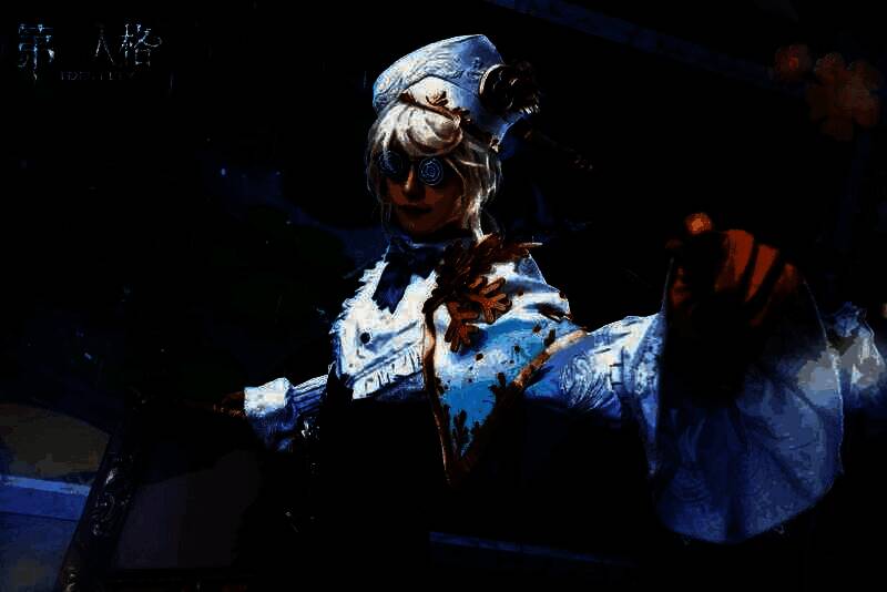 画家COSER正在现场作画，画板上描绘的是庄园场景