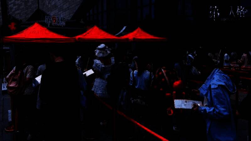 玩家正在参与‘心跳电闸’互动游戏，手握道具模拟破译动作