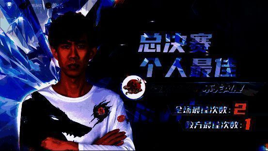 选手不失风度领取个人最佳奖项，手持奖状站在领奖台上微笑致意