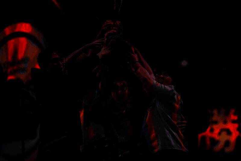 EDG战队在颁奖台上高举冠军奖杯，队员激动相拥，背景为巨大的赛事LOGO