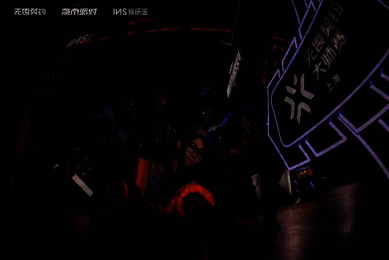 ChinaJoy展会现场，《无畏契约》展台人山人海，玩家热情参与互动体验