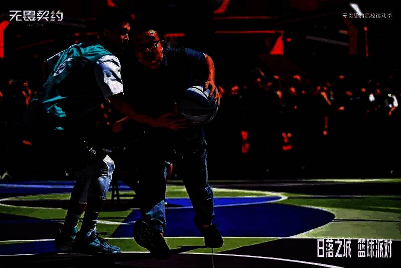 夜晚城市广场上的大型户外观赛活动，数千名玩家齐聚大屏前为战队加油