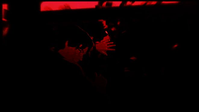 黑暗巨影在废墟中爬行，肢体扭曲，散发红光，压迫感十足