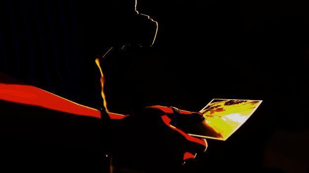 拍摄界面特写，左下角显示‘记忆碎片+1’，右上角为胶卷剩余数量