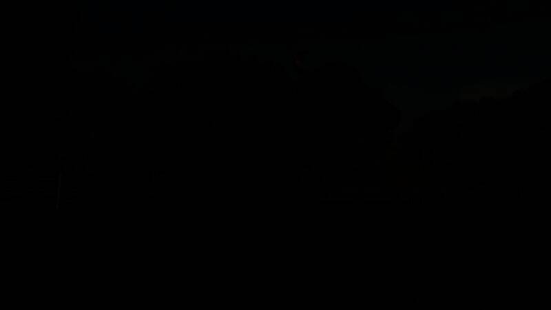 玩家操控收割机在金黄稻田中作业，阳光明媚