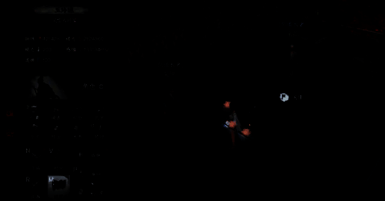 杨澄长老站在山门高台之上，下方玩家正与敌对势力展开激烈战斗