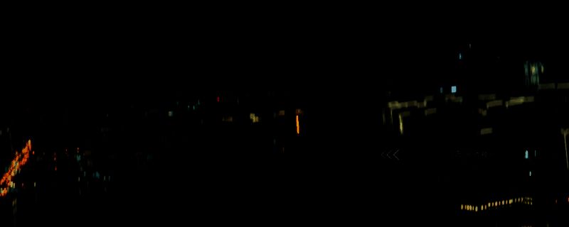 《情感反诈模拟器》中主角与小刘对峙在天台边缘的紧张场景，背景为阴沉天空，气氛压抑